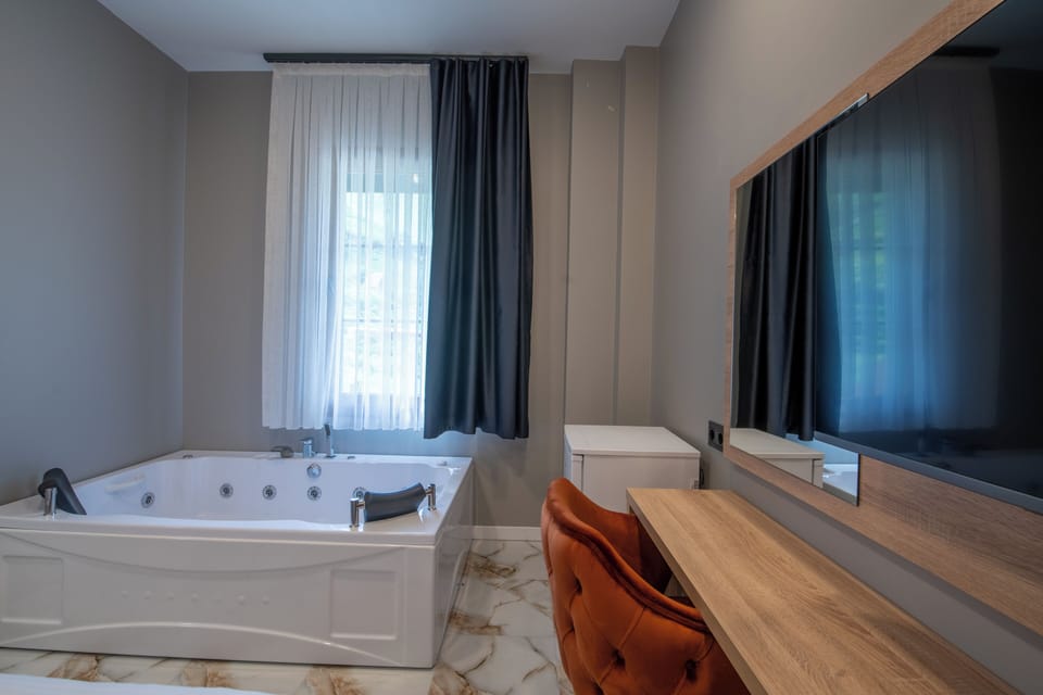 Deluxe Room, River View | Jetted tub