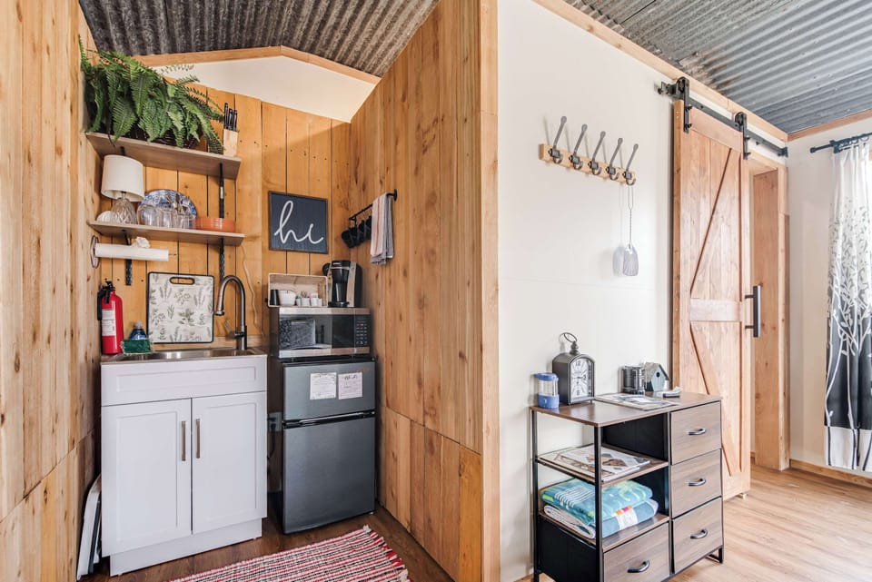 Cabin, 1 Queen Bed (OAK1841-Cabin 2) | Private kitchen