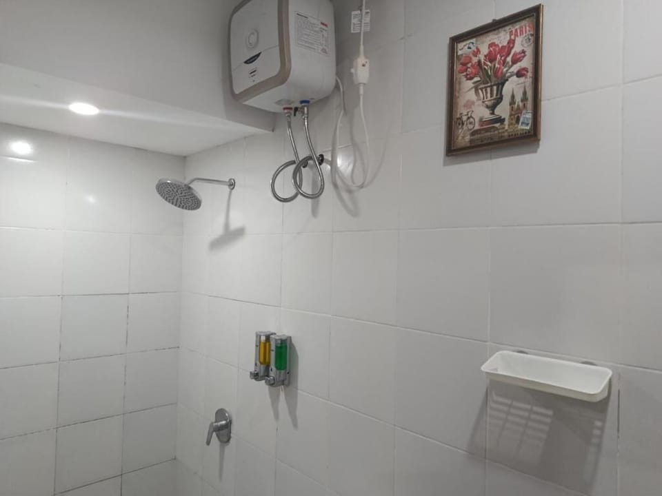 Superior Double Room, Pool View | Bathroom | Shower, towels