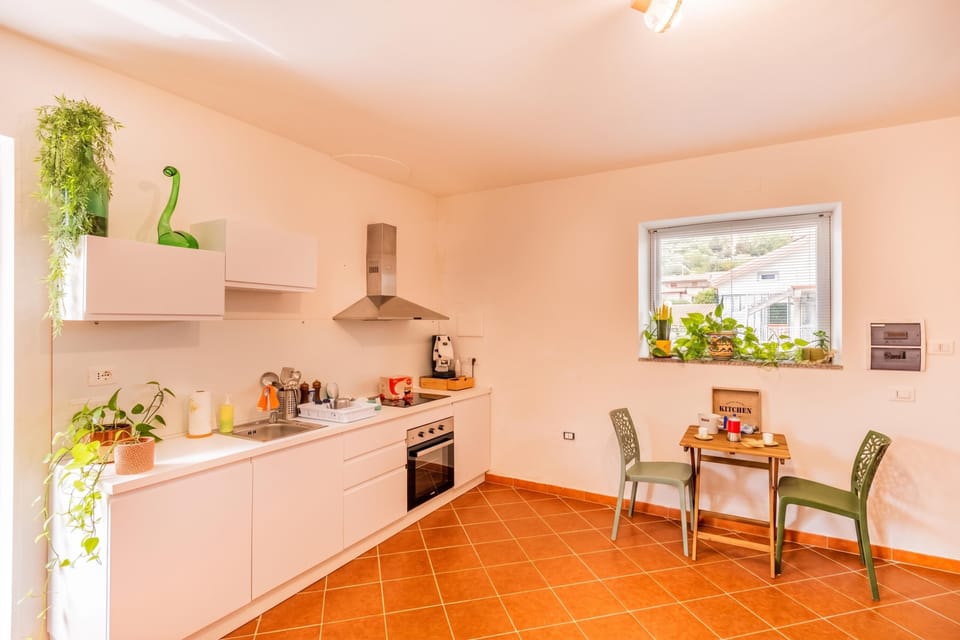 Standard House, 3 Bedrooms, Balcony (Casa Floris 3 En-Suite Doubles) | Private kitchen