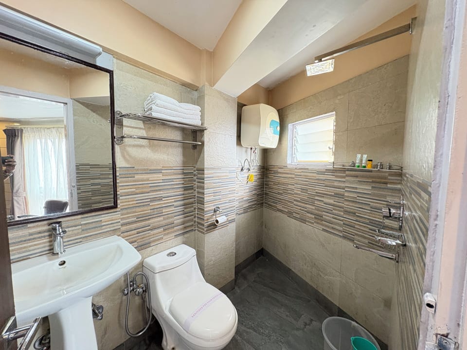 Deluxe Twin Room, City View | Bathroom | Shower, free toiletries, towels