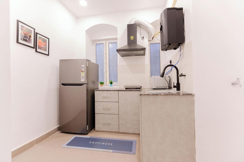 Apartment (3 Bedrooms) | Private kitchen | Microwave, cookware/dishes/utensils