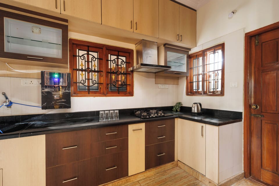 Apartment (1 Bedroom) | Private kitchen | Microwave, blender, cookware/dishes/utensils