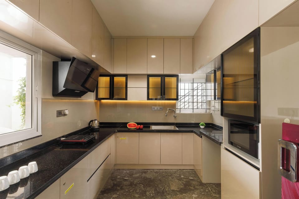 Apartment (1 Bedroom) | Private kitchen | Microwave, cookware/dishes/utensils