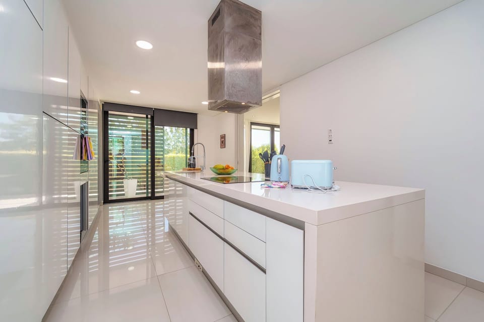 Full-size fridge, microwave, oven, stovetop