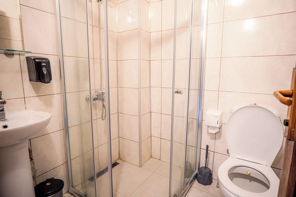 Comfort Bungalow | Bathroom | Hair dryer, towels, soap, shampoo