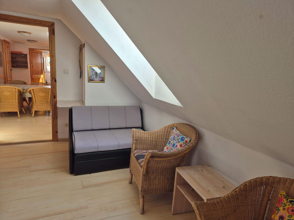 Classic Triple Room, Courtyard View | Living area