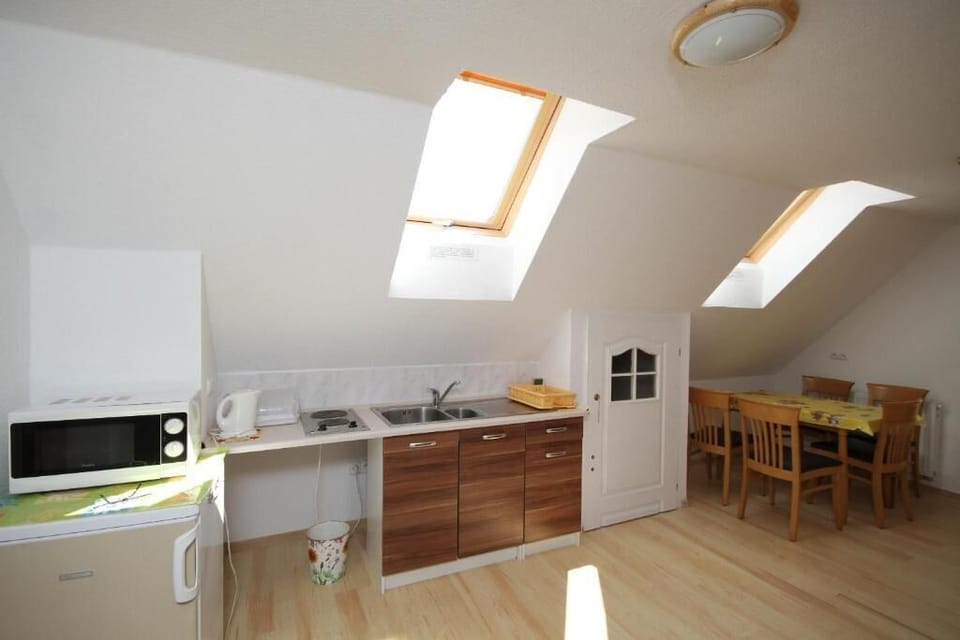 Classic Triple Room, Courtyard View | Private kitchen