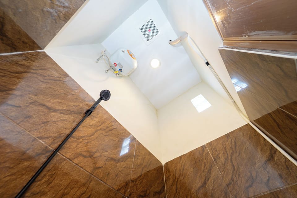 Standard Double Room | Bathroom | Shower, towels