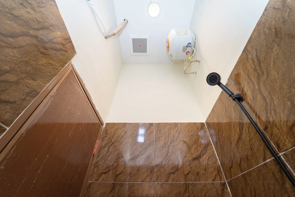 Standard Double Room | Bathroom | Shower, towels