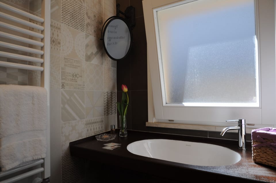 Junior Double Room | Bathroom sink