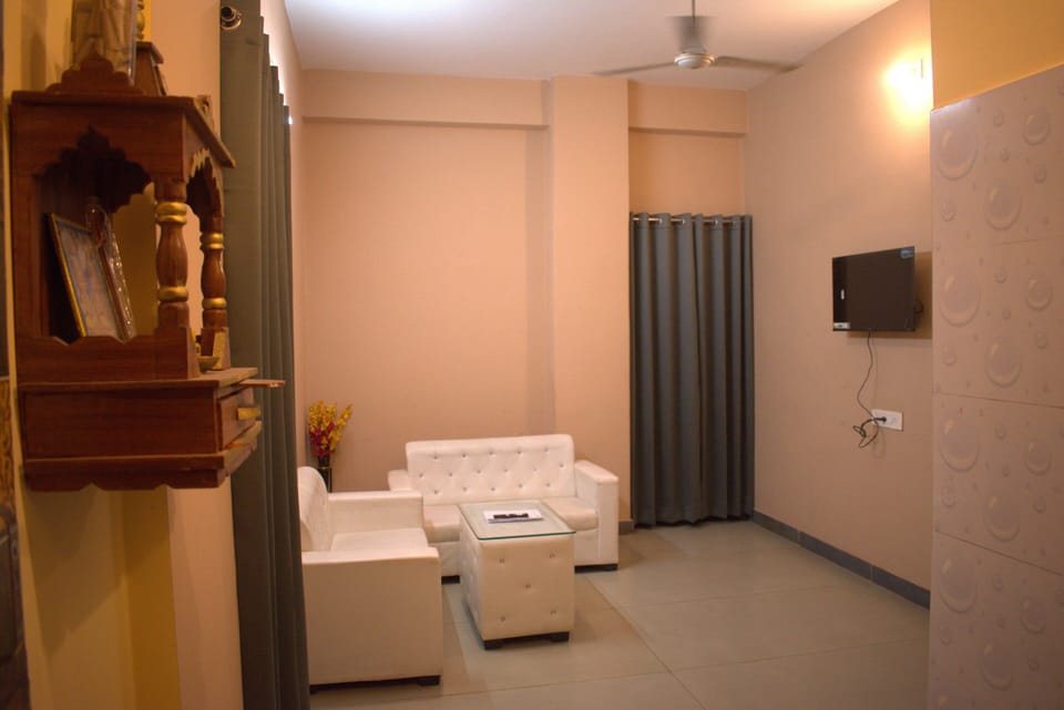 Deluxe Room, City View | Living area