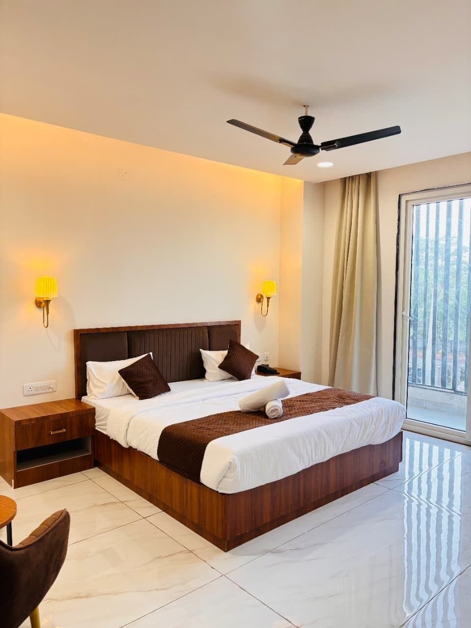 Superior Room | Desk, bed sheets