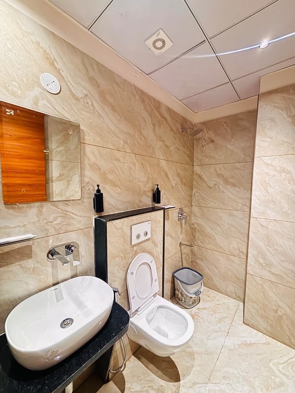 Superior Room | Bathroom | Shower, free toiletries, bathrobes, toilet paper