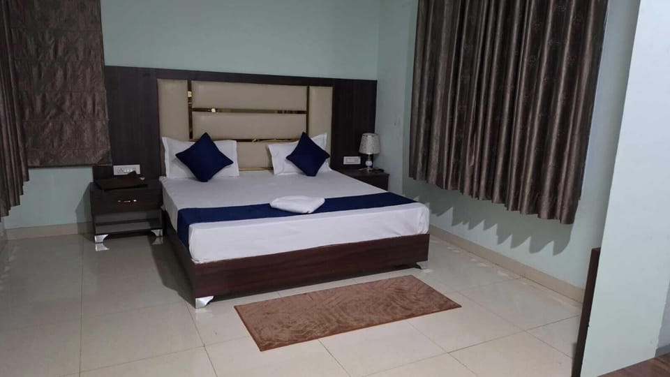 Jhilmil Pool View Double Bed Room