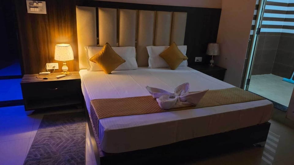 Jhilmil Pool View Double Bed Room