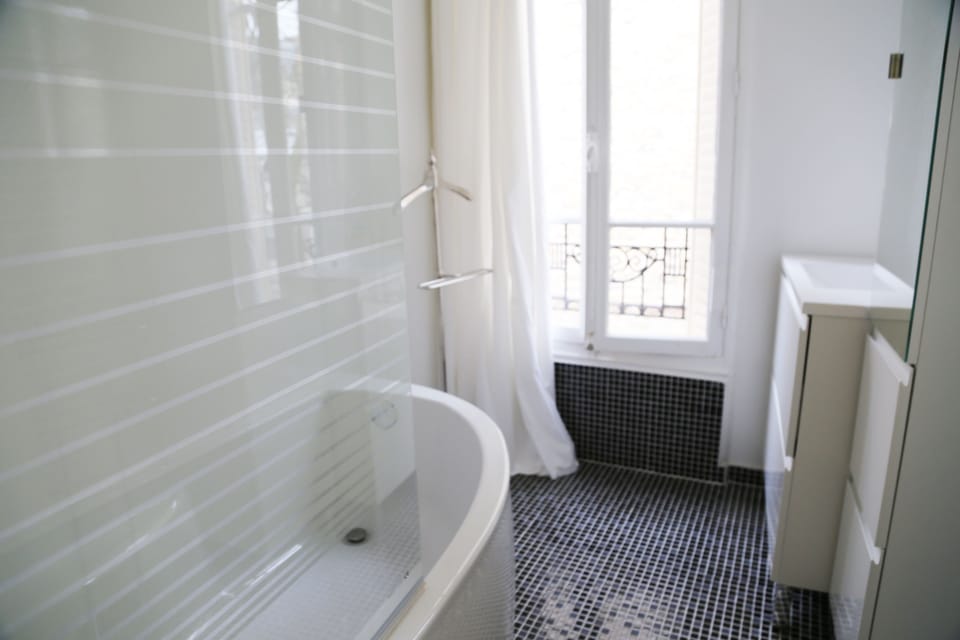 Deluxe Suite | Bathroom | Shower, free toiletries, hair dryer, towels