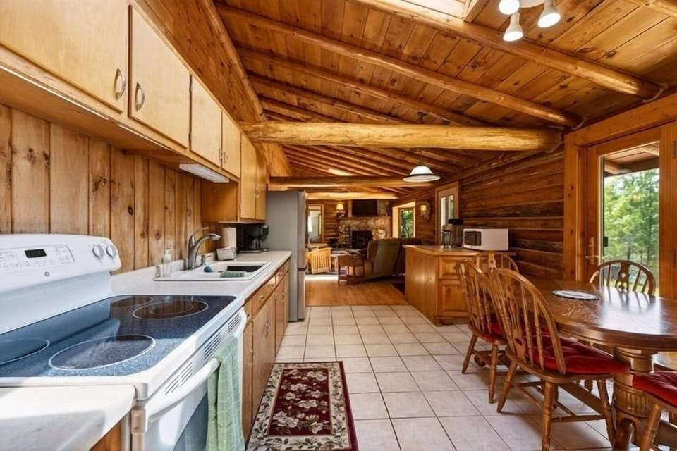 Cabin, 3 Bedrooms | Private kitchen | Coffee/tea maker, fridge, oven, toaster