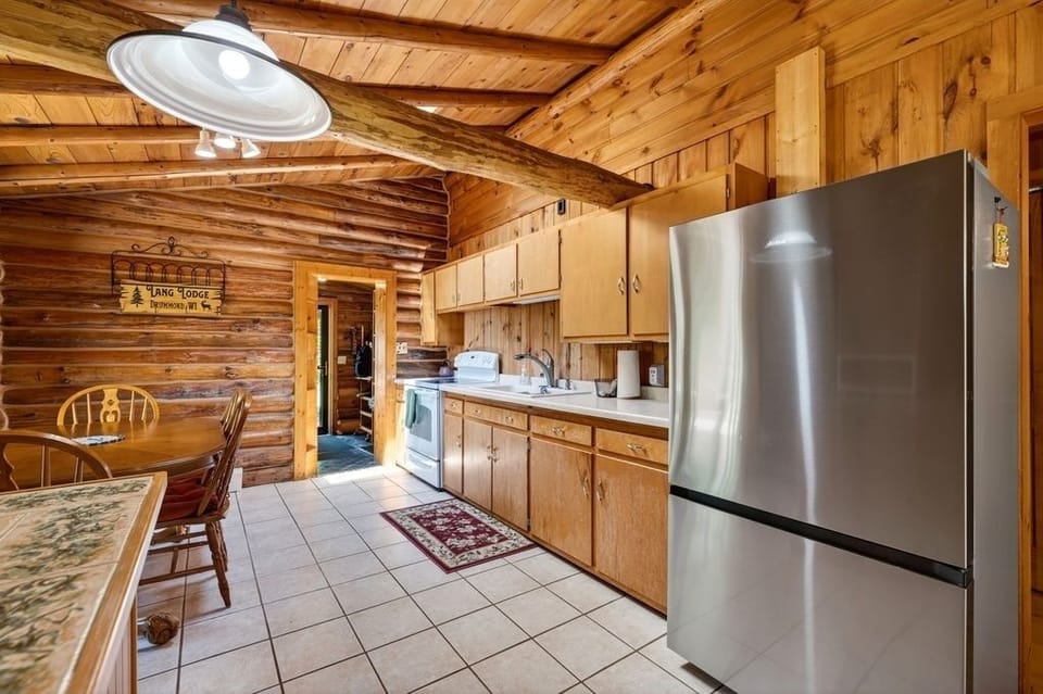 Cabin, 3 Bedrooms | Private kitchen | Coffee/tea maker, fridge, oven, toaster