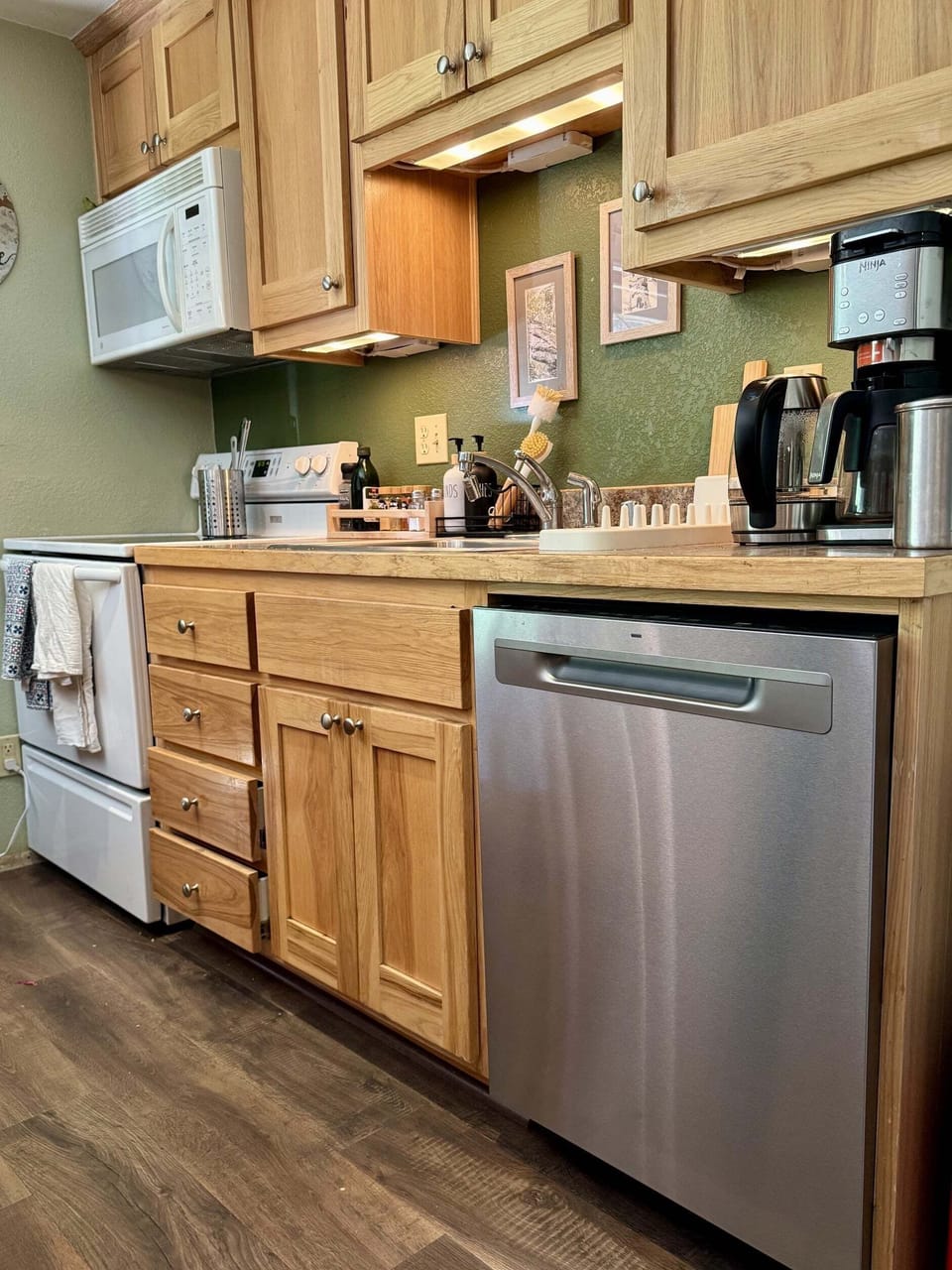 Condo, 1 Bedroom | Private kitchen | Coffee/tea maker, fridge, oven, toaster