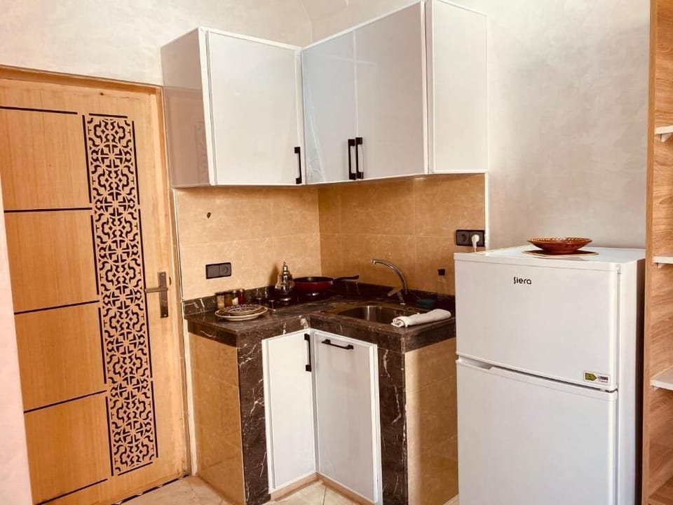 Suite, Garden View | Private kitchen | Shared fridge