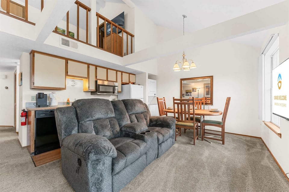 Condo, Multiple Beds, Mountain View (The Cozy Groves) | Living area