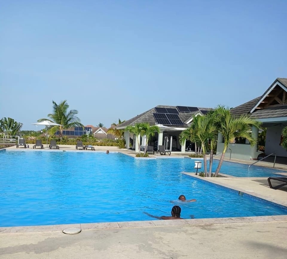 2 outdoor pools