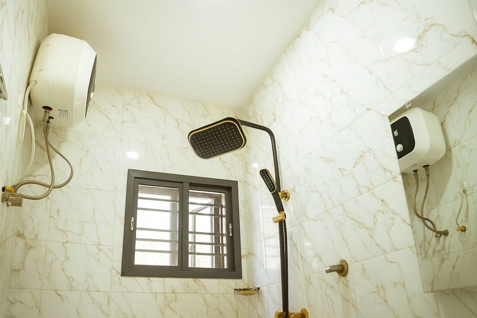Deluxe Room | Bathroom | Combined shower/tub, towels, soap, shampoo