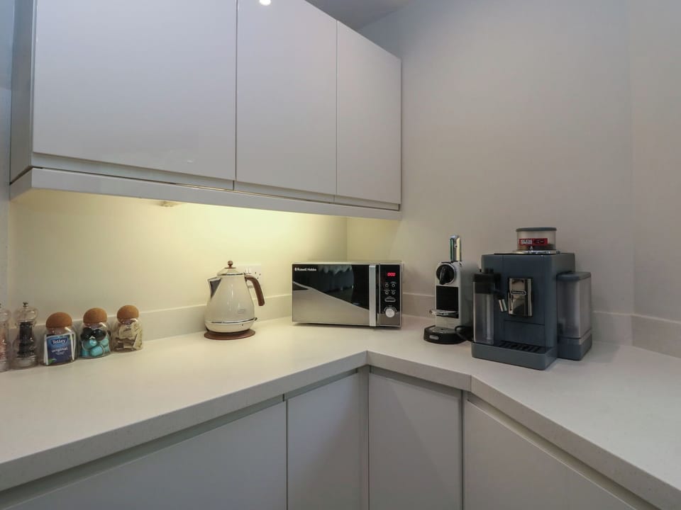 Dishwasher, cookware/dishes/utensils
