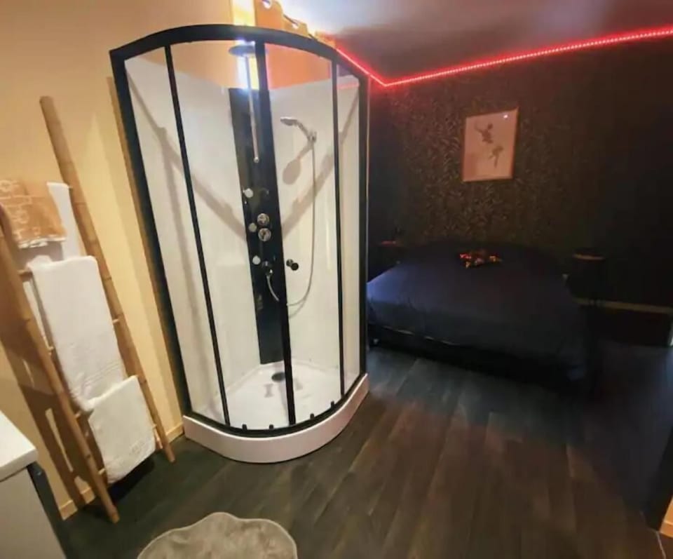 Basic Double Room, Courtyard View | Bathroom