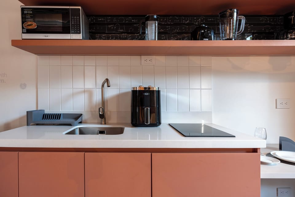 Superior Studio, 1 Double Bed, Balcony | Private kitchen | Mini-fridge, microwave, stovetop, cookware/dishes/utensils