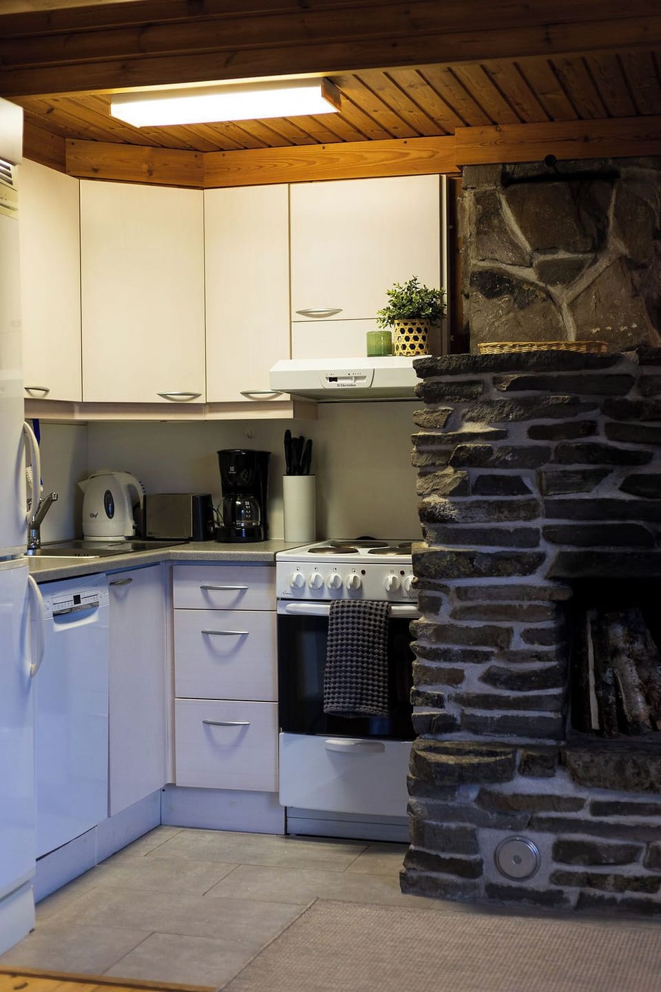 Comfort Cabin, 2 Bedrooms | Private kitchen | Coffee/tea maker, full-size fridge, microwave, oven