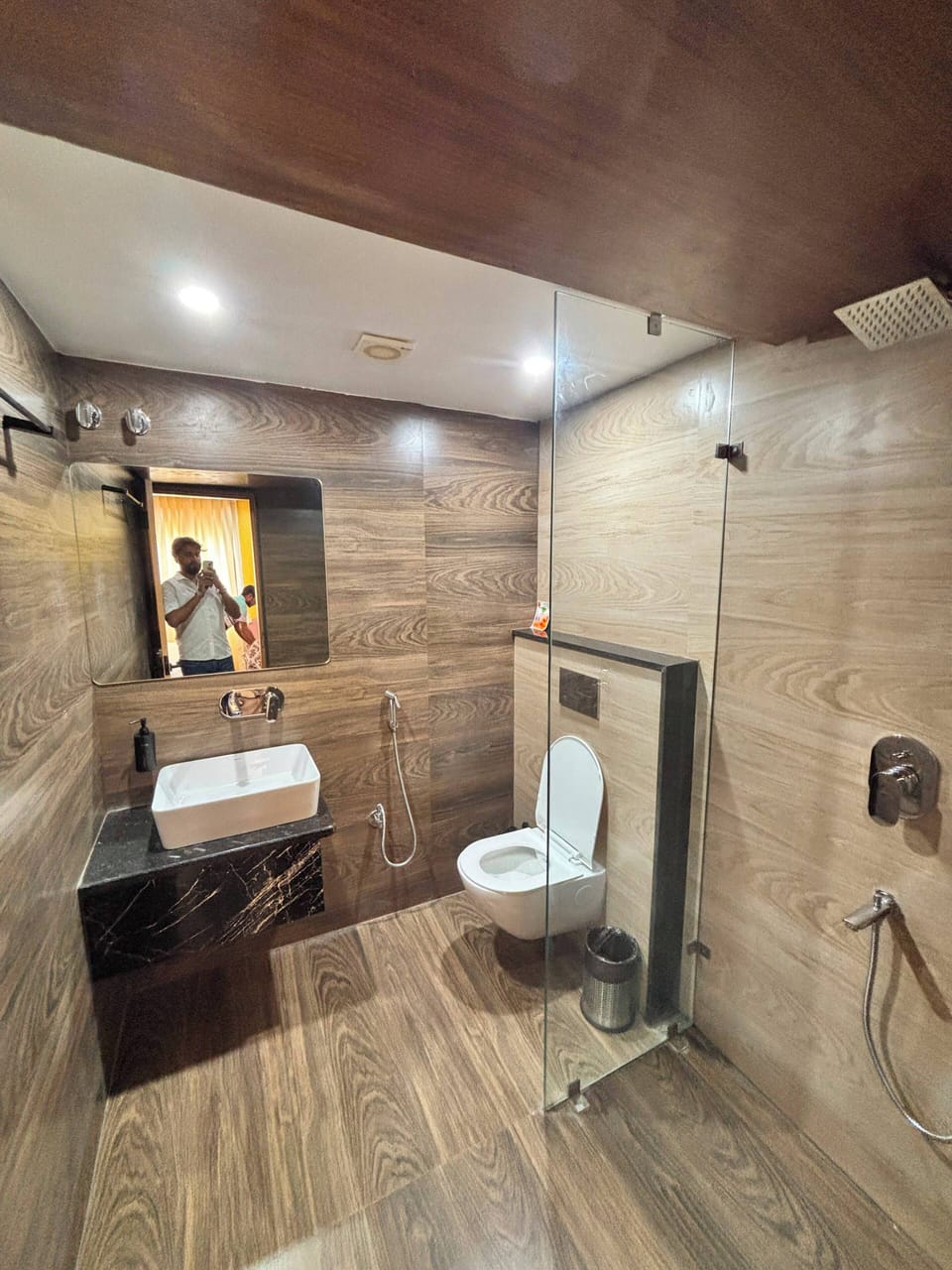 Deluxe Double Room | Bathroom | Shower, free toiletries, towels, soap