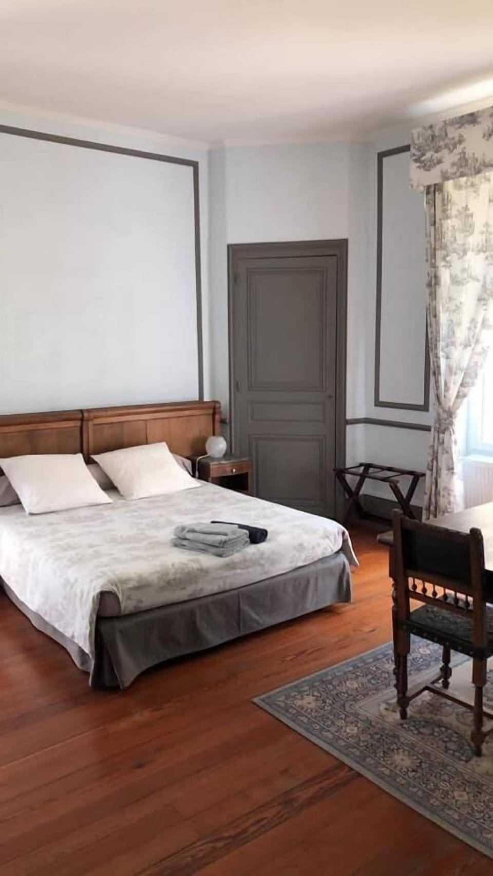 Premium bedding, in-room safe, desk, iron/ironing board
