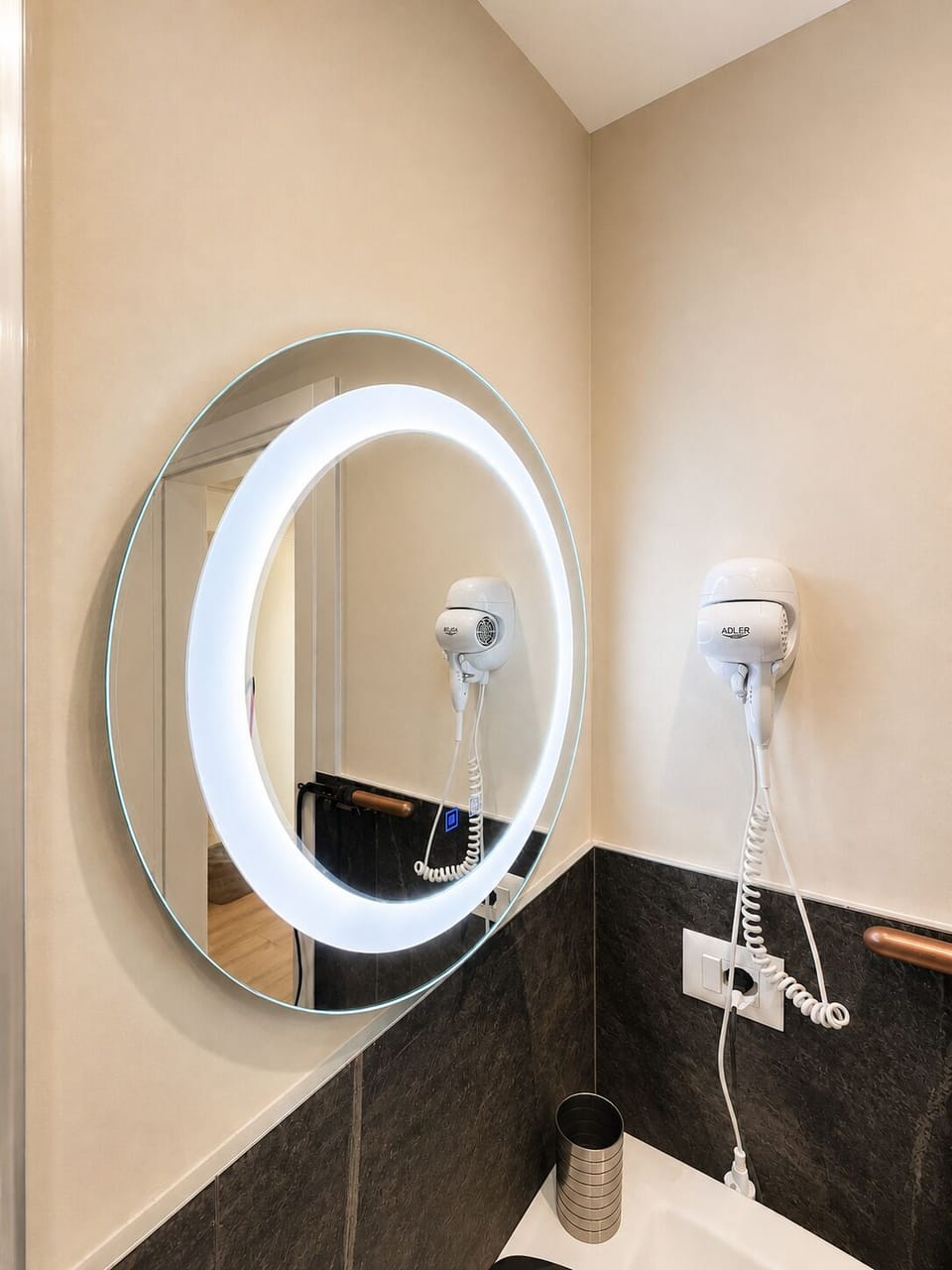 Deluxe Twin Room, Courtyard View | Bathroom | Shower, hair dryer, towels, soap
