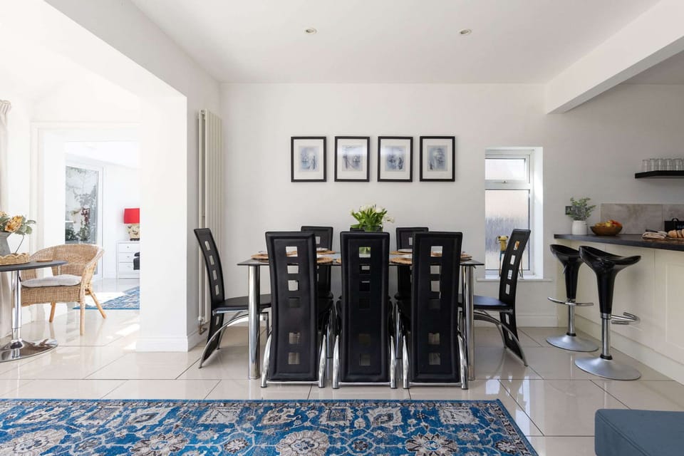House | 5 bedrooms, high-speed internet