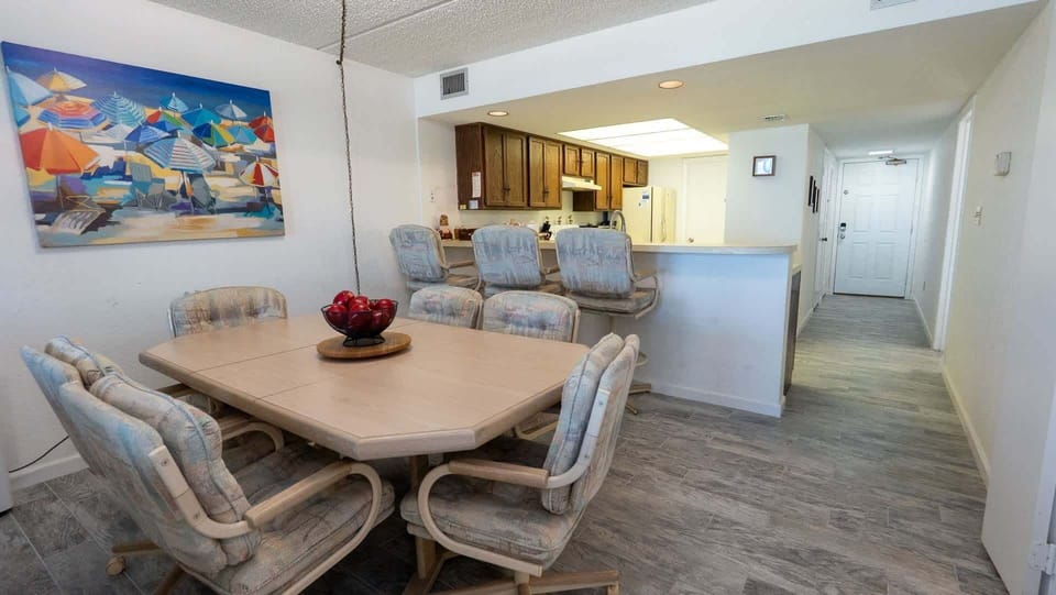Apartment, 2 Bedrooms | Dining