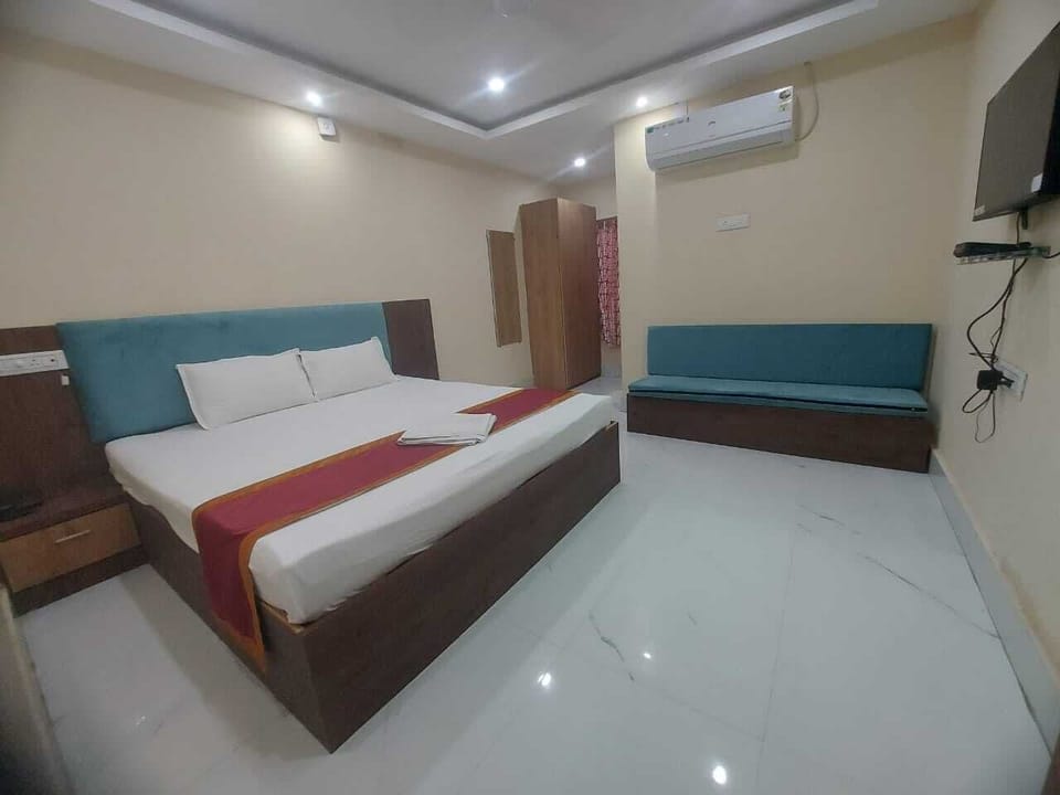 Deluxe Double Room | Premium bedding, laptop workspace, WiFi (free), bed sheets