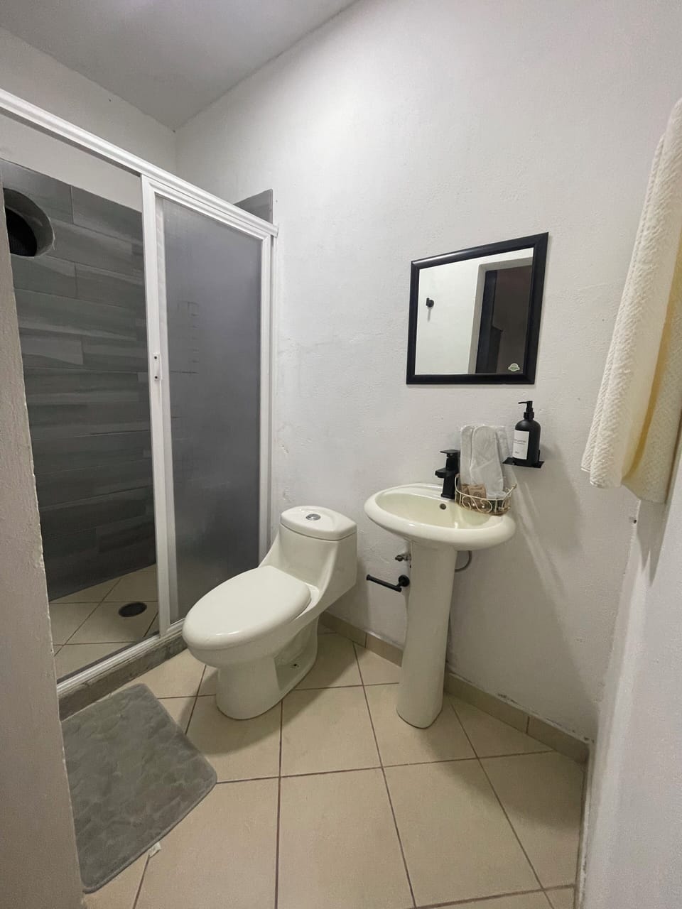 Comfort Apartment, Mountain View | Bathroom | Shower, free toiletries, towels, soap