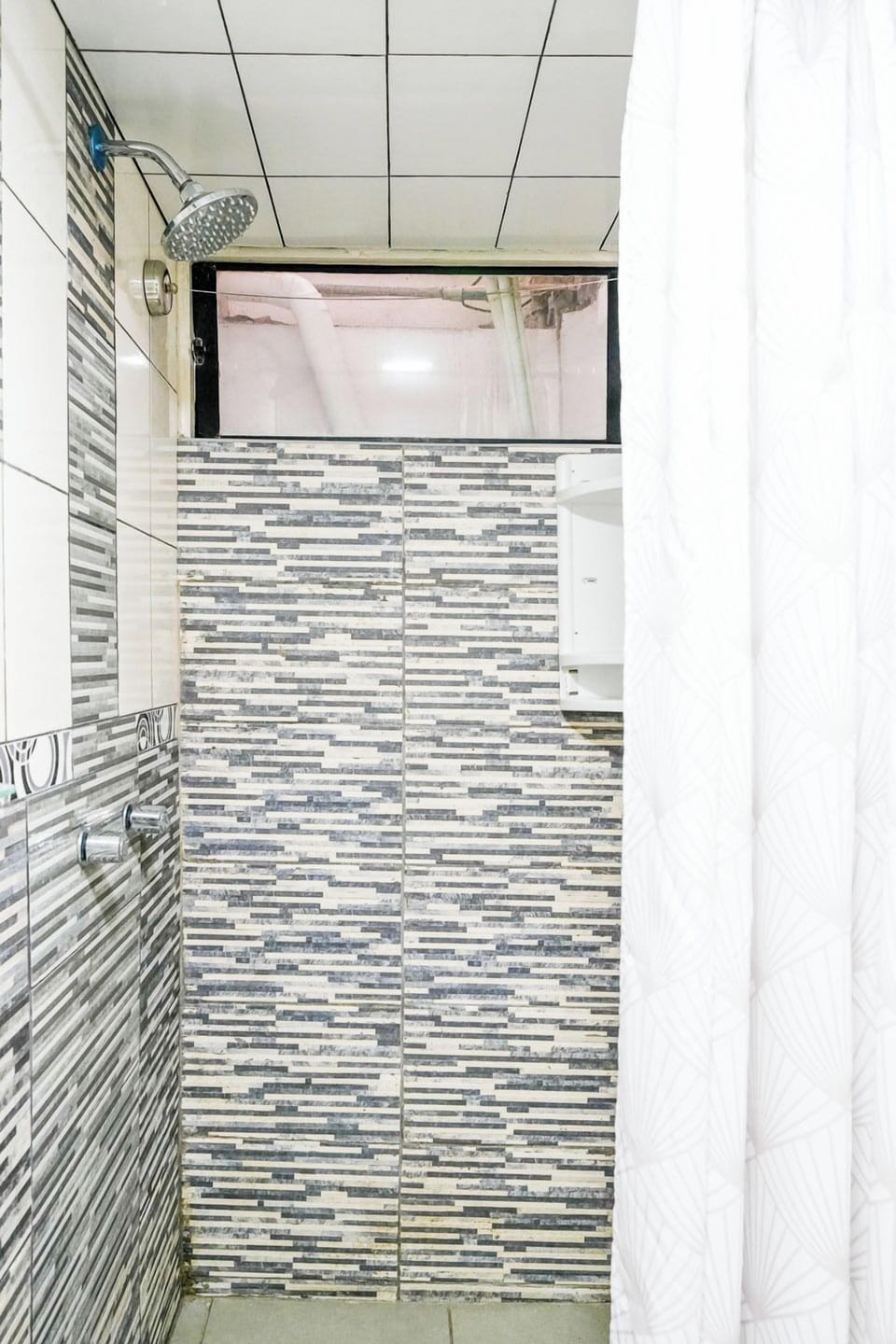 Standard Twin Room | Bathroom | Shower, hair dryer (on request), towels