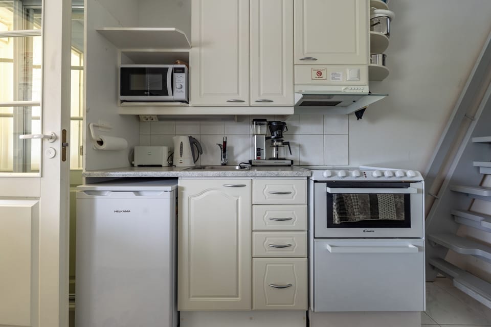 Comfort Apartment, Mountain View, Slope side | Private kitchen | Coffee/tea maker, mini-fridge, microwave, oven