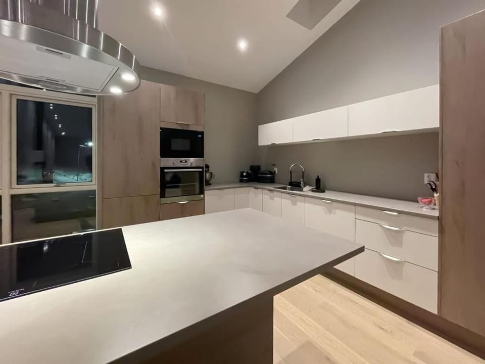 House, Balcony | Private kitchen | Fridge, microwave, oven, stovetop