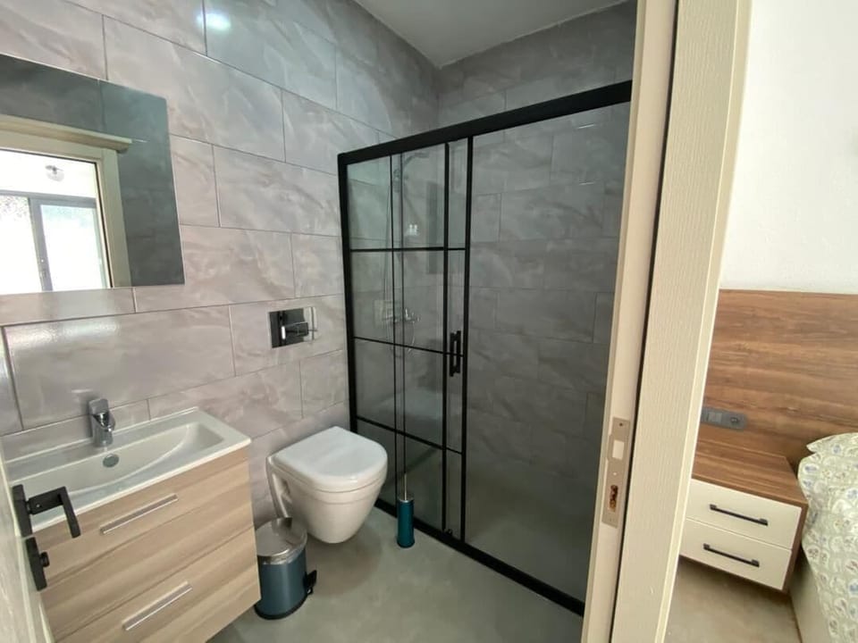 Superior Double or Twin Room, Courtyard View | Bathroom | Shower, towels, soap, shampoo