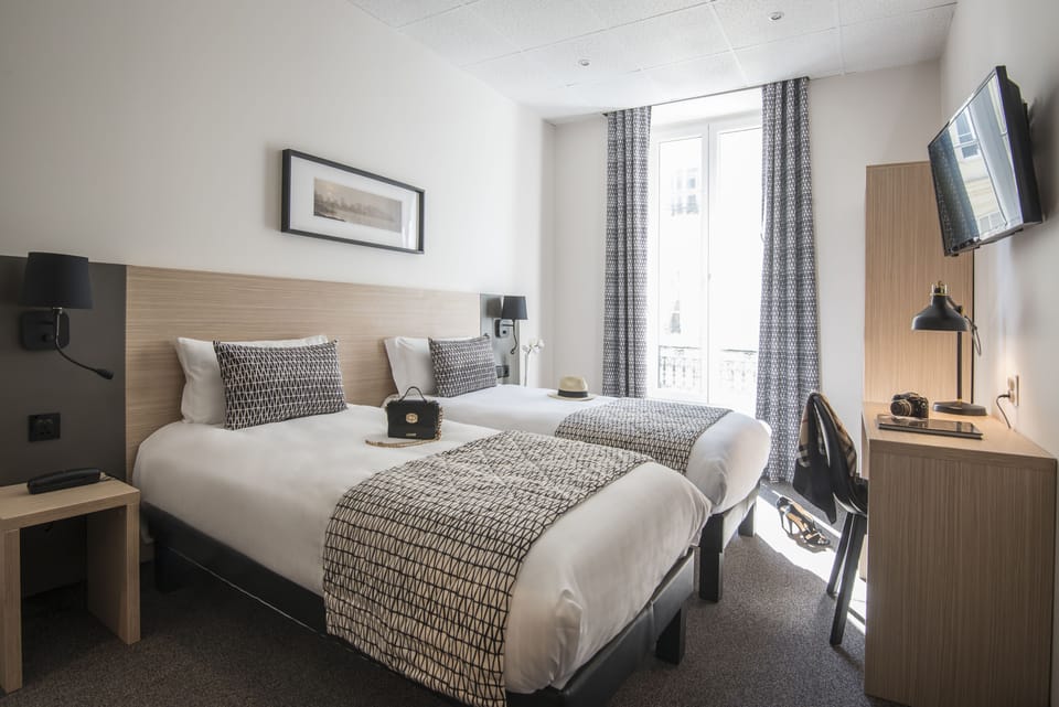 Twin Room, 2 Twin Beds | Pillowtop beds, minibar, in-room safe, desk