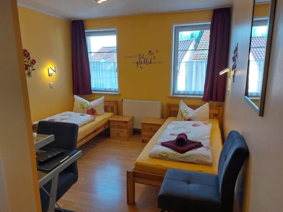 Standard Twin Room | In-room safe, WiFi (free)