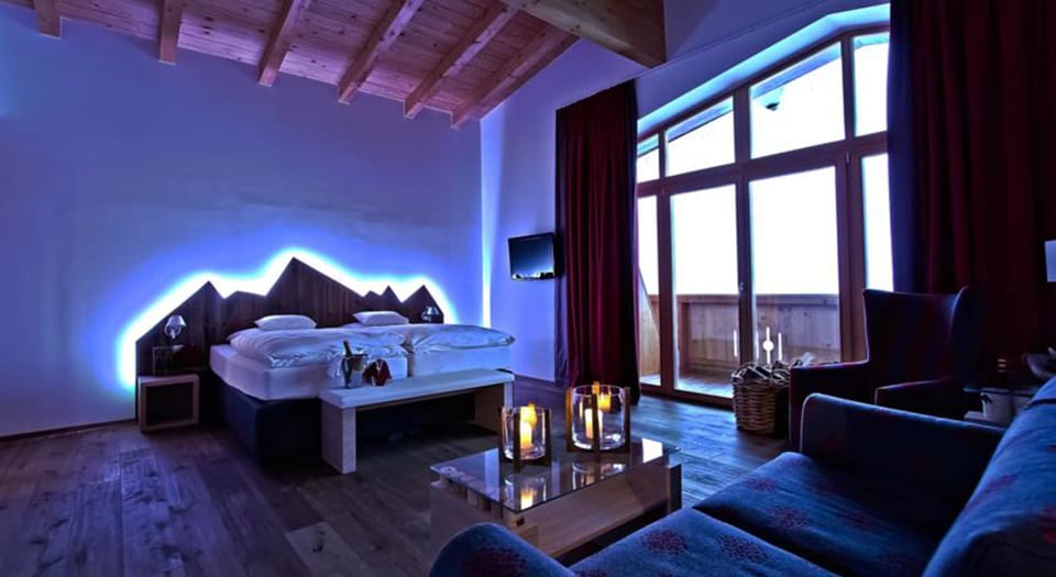 Junior Suite | Hypo-allergenic bedding, down comforters, in-room safe, desk