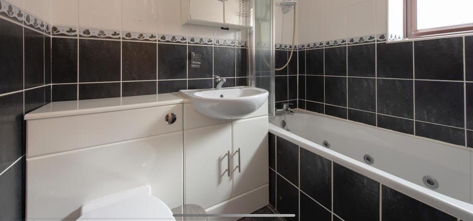 House Sleeps 10 With Parking and Garden House in London