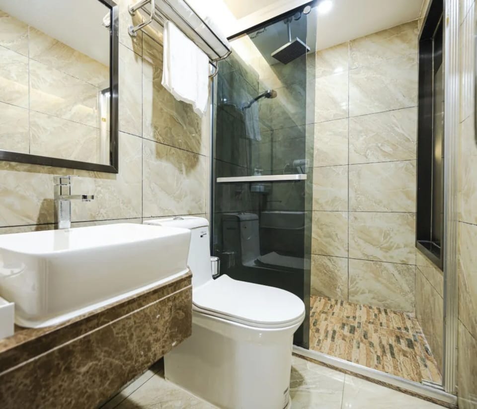 Comfort Twin Room | Bathroom | Shower, towels, soap, shampoo