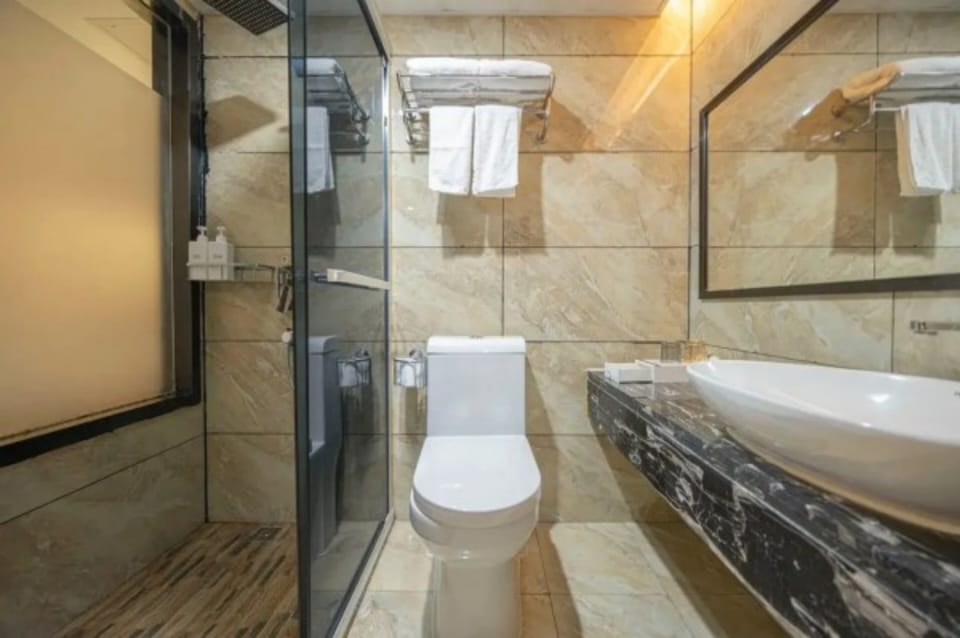 Superior Double Room | Bathroom | Shower, towels, soap, shampoo