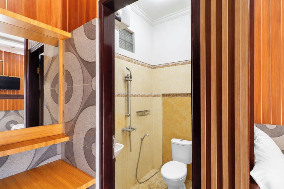 Deluxe Double Room | Bathroom | Shower, towels, soap